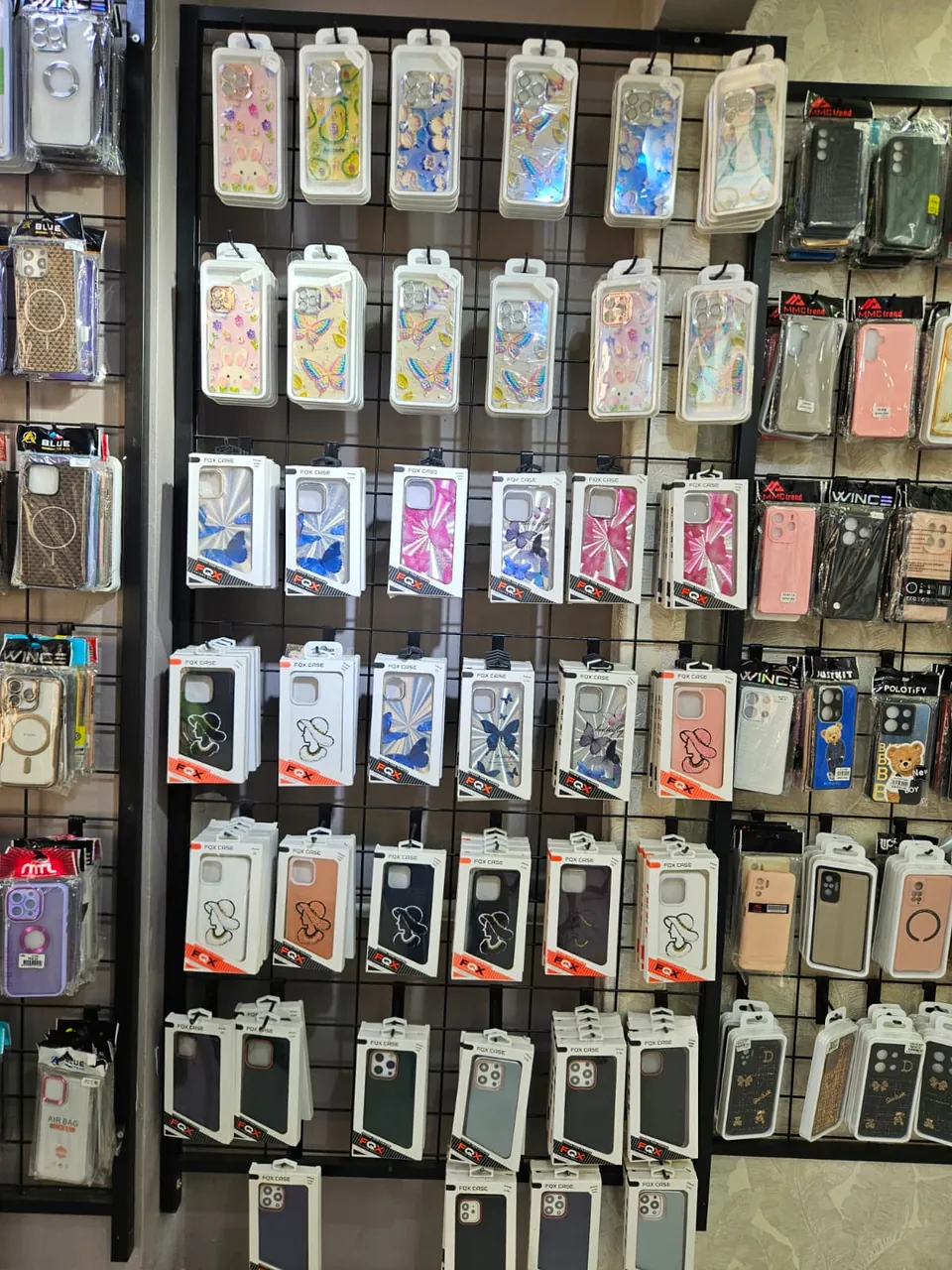 Mobil Mekan'da sergilenen farklı renk ve modellerde telefon kılıfları